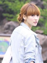 组图：柳岩日本街拍做鬼脸 展现自然率真另一面