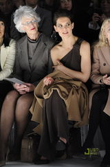 高清组图：阿汤嫂霍尔姆斯亮相米兰时装周