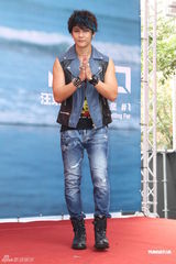 组图：汪东城摇滚风会歌迷 否认与炎亚纶有心结