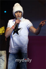 幻灯图：2PM与kARA联合粉丝见面会 带来精彩节目