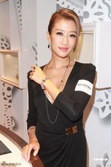 组图：谢婷婷低胸性感秀乳沟 欲与男友筑爱巢