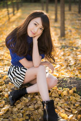 组图：刘芷汐写真曝光 深秋街拍娇俏可人