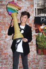 组图：何韵诗帅气亮相开心入围金马奖