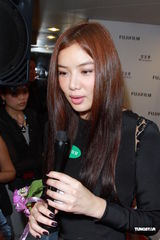 组图：乐基儿现身揭幕礼 黑色大透背装抢镜