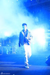 组图：陈冠希压轴热波音乐节 不羁节奏燃烧全场