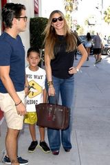 组图：女星索菲娅现身被拍 挥手示好亲切有加