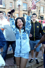 组图：蕾哈娜悉尼海港现身大秀美腿