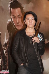 组图：游戏机迷郑伊健游戏展与小粉丝同乐