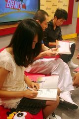 高清图：张艺谋携主演抵达新浪 青涩周冬雨受关注