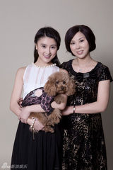 组图：甘薇母亲节大片曝光 携妈妈出镜展浓浓深情