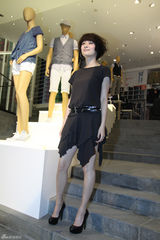 高清图：孙俪上海摩登代言 健康达人笑举V字手势