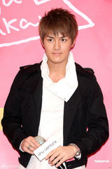 组图：吴克群健身升级胸罩杯 将请歌迷验证腹肌真假