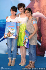 组图：孙俪绿竹裙清爽捞金 亲切与粉丝合影