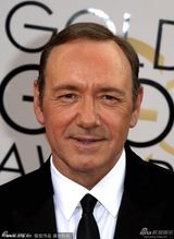 高清图：《纸牌屋》凯文-史派西亮相金球奖红毯