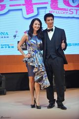 组图：《非常幸运》首映 章子怡大胆问情王力宏