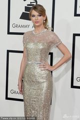 组图：泰勒-斯威夫特透视抹胸裙靓丽十足