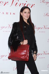 组图：钟楚红低胸马甲亮相劝后辈交友慎重