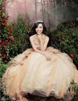 组图：张静初登封面称人淡如菊人素如简