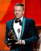 组图：麦克默获奖 与麦当娜等合作激情献唱