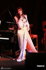 幻灯图集：西蒙娜-莫里纳尼香港开唱 声音唯美