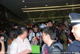 组图：李准基现身机场遭围堵 熊猫公仔遮面调皮卖萌