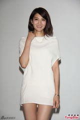 组图：吴亚馨拍宣传照秀美腿 似已走出过去阴影