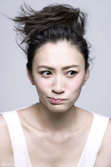 组图：李小冉鬼脸写真 颠覆形象俏皮卖萌