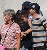 组图：库尼斯约会大方亲吻阿什顿秀甜蜜