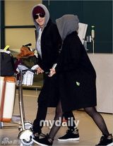 组图：文根英金汎(金范)公开恋情后首亮相牵手回国