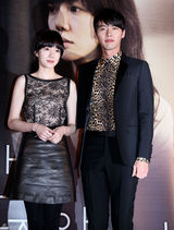 组图：玄彬林秀晶亲密携手宣传新片《爱，不爱》