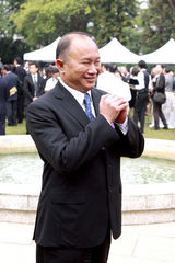 组图：何鸿燊获颁大紫荆勋章 神采奕奕携全家出席