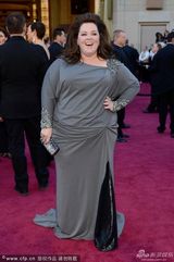 组图：第85届奥斯卡红毯-梅丽莎着灰色长裙亮相