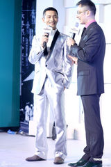 高清组图：黄晓明出席某活动 怀旧经典装出席