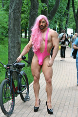 组图：俄男模疯狂模仿麻辣鸡 变粉红金刚引吐槽