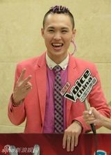 组图：好声音张玮Q版潮人造型逗趣喜人