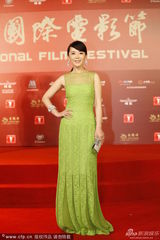 组图：上海电影节红毯 车永莉绿裙优雅亮相