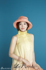 组图：韩国演员尹世雅代言帽子 裸香肩秀性感