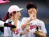 组图：Tablo姜惠贞夫妇任棒球赛嘉宾恩爱亮相