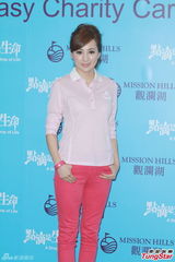 组图：熊黛林走出情伤甜笑 与追求者互相了解