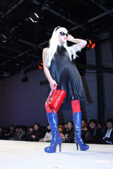 组图：吉米穿连衣裙风骚走秀 用穷时尚引导潮流