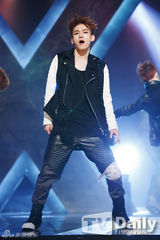 组图：神话打榜夺冠李孝利性感 EXO回归显狼性