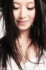 组图：刘媛媛仙境写真曝光 飞发白裙仙气飘飘