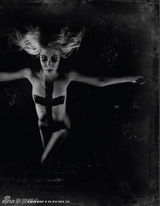 组图：绯闻女孩泰勒半裸拍写真 油墨抹身秀曲线