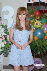 组图：何润东开唱跳热舞 为吴建豪飞机拍照说情