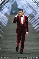 组图：周润发红西装走秀气场足 寿星获赠礼物心情好
