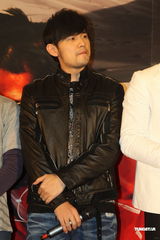 组图：周杰伦关注极限探索 为好友出征打气加油 