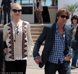 组图：妮可做评委老公探班 二人牵手甜蜜恩爱