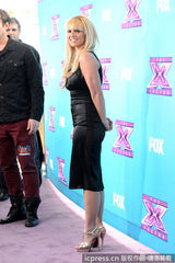 组图：布兰妮黑裙金链亮相记者会 秀巨钻女人味十足