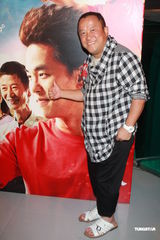 组图：柯有伦携《阵头》杀到香港 张学友曾志伟撑场