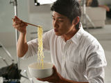 组图：陆毅为家人烹饪美食 代言方便面显居家本色